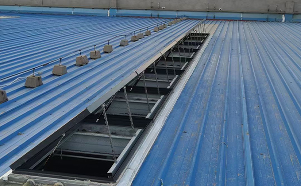 某城市大型商业综合体中庭秦都排烟窗工程