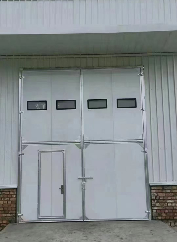 秦都工业门在设备装配车间出入口的实施记录